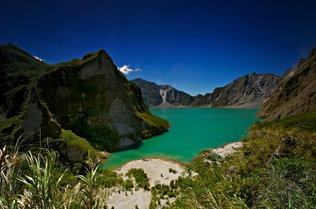  Kráterové jezero sopky Pinatubo, jedna z mnoha turistických atrakcí centrální oblasti filipínského ostrova Luzon. Společnost Emirates zahájí denní linku na mezinárodní letiště Clark 1. října.